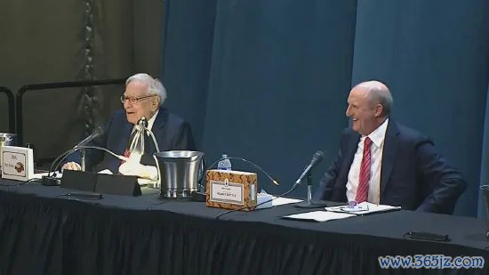 配资在线炒股查询 巴菲特打趣称苹果CEO库克“让伯克希尔赚了更多的钱”