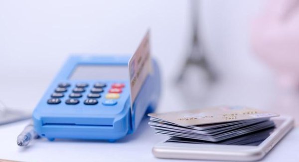 线上配资知识网 信用卡套路深，分期免息竟是“甜蜜陷阱”？小王的故事戳心了